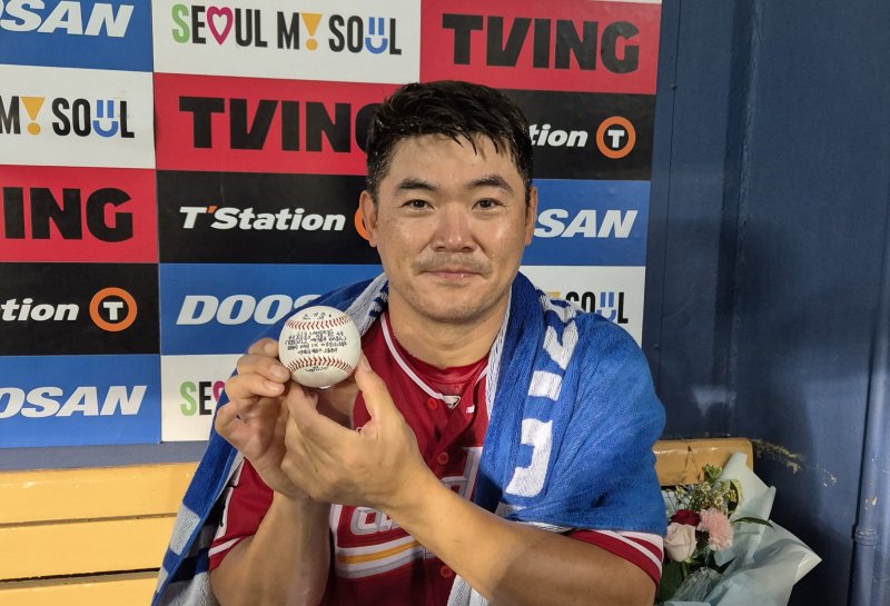 [서울=뉴시스] 문채현 기자 = 프로야구 SSG 랜더스 노경은이 26일 서울 잠실구장에서 열린 2025 신한 쏠뱅크 KBO리그 두산 베어스와의 경기에서 개인 통산 100홀드를 달성한 뒤 취재진과 인터뷰를 하고 있다. 2025.06.26. dal@newsis.com *재판매 및 DB 금지