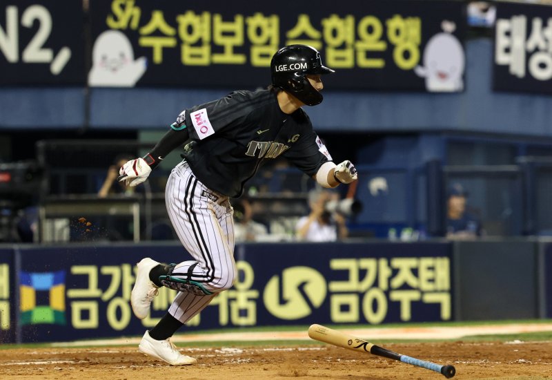 [서울=뉴시스] 김선웅 기자 = 18일 서울 송파구 잠실야구장에서 열린 2025 프로야구 NC 다이노스와 LG 트윈스의 경기, 5회말 무사 주자 만루 상황, LG 1번타자 신민재가 2타점 적시타를 떄리고 있다. 2025.06.18. mangusta@newsis.com