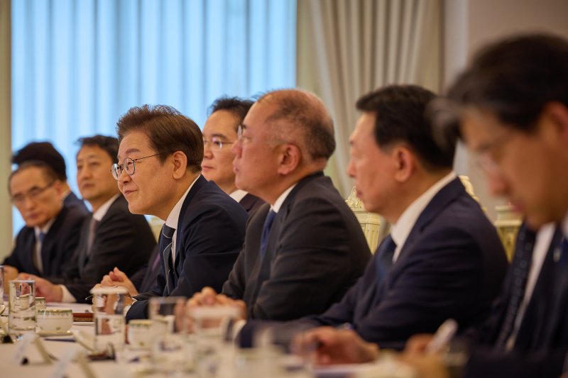 [서울=뉴시스] 이재명 대통령이 13일 서울 용산 대통령실에서 열린 6경제단체·기업인 간담회를 하고 있다. (사진=대통령실 제공) 2025.06.13. photo@newsis.com *재판매 및 DB 금지