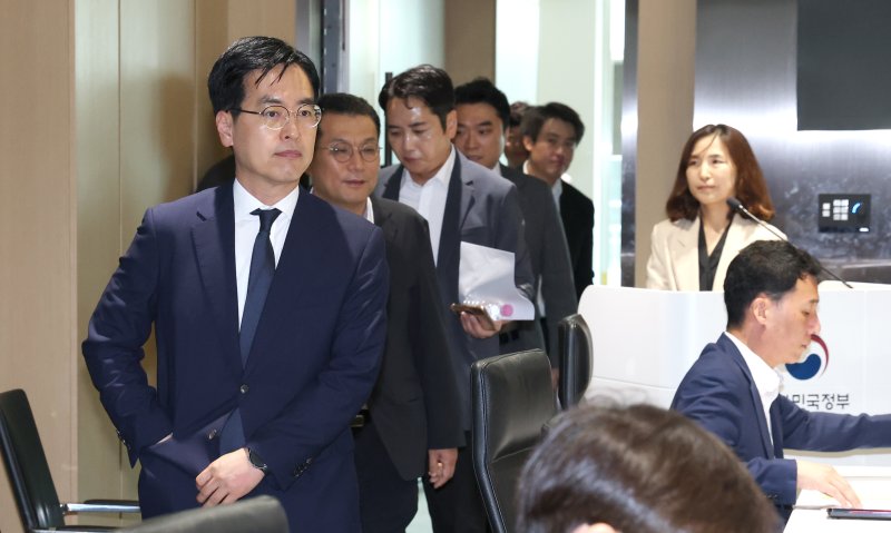 김민재 행정안전부 차관이 23일 세종시 정부세종청사 중앙동에서 열린 민생회복 소비쿠폰 범정부 TF 1차 회의에 참석하며 관계부처 실무자들과 인사를 나누고 있다. 2025.6.23/뉴스1 ⓒ News1 김기남 기자