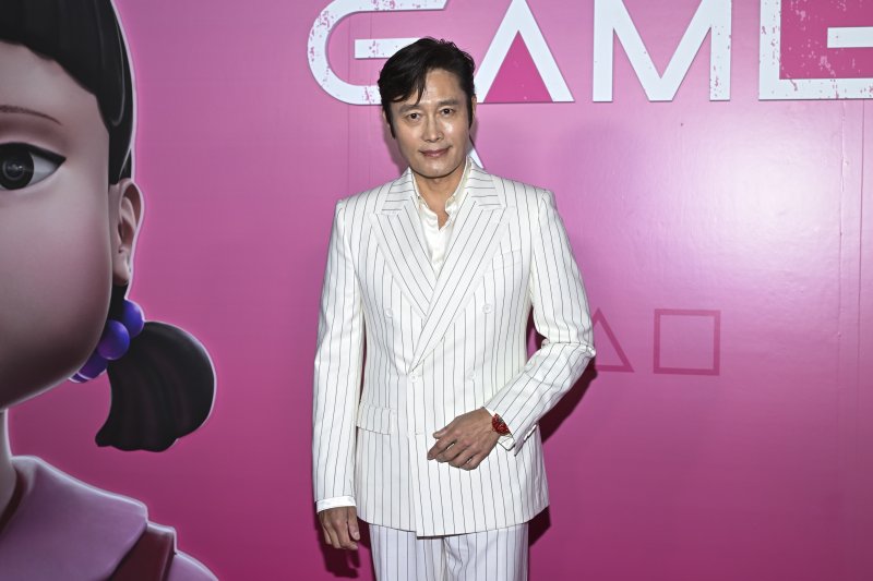 [뉴욕=AP/뉴시스] 배우 이병헌이 18일(현지 시간) 미국 뉴욕 플라자 호텔에서 열린 넷플릭스 시리즈 '오징어 게임' 시즌3(오겜3) 시사회에 참석해 포즈를 취하고 있다. 2025.06.19.