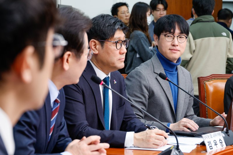 하정우 네이버 퓨처AI 센터장이 7일 오전 서울 여의도 국회에서 열린 AI강국위원회 주관 토론회 'AI 시대, 대한민국 새로운 길을 찾다'에 참석해 이재명 더불어민주당 대표 발언을 듣고 있다. 2025.3.7/뉴스1 ⓒ News1 안은나 기자