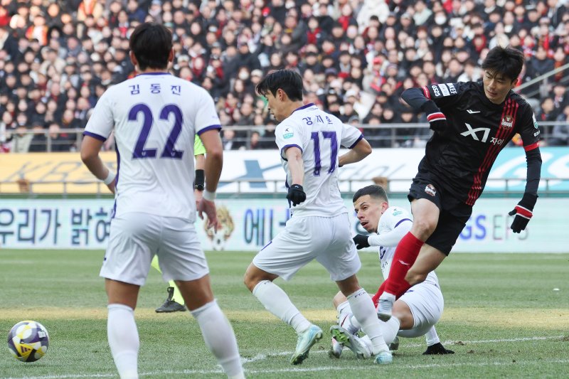 서울 소속으로 경기를 치르고 있는 기성용(오른쪽) 2025.2.22/뉴스1 ⓒ News1 신웅수 기자