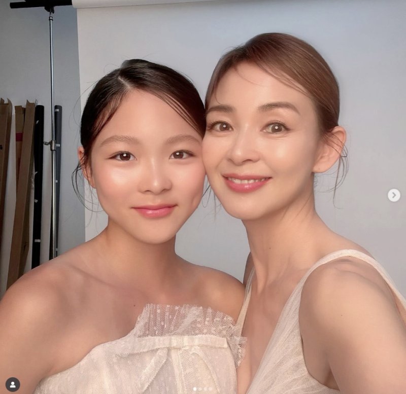 '167㎝' 추사랑, 야노시호와 웨딩드레스 화보…엄마만큼 자란 키 [N샷]