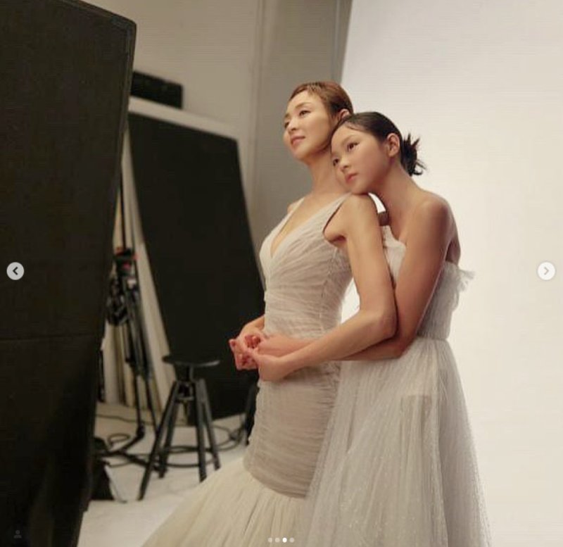 '167㎝' 추사랑, 야노시호와 웨딩드레스 화보…엄마만큼 자란 키 [N샷]