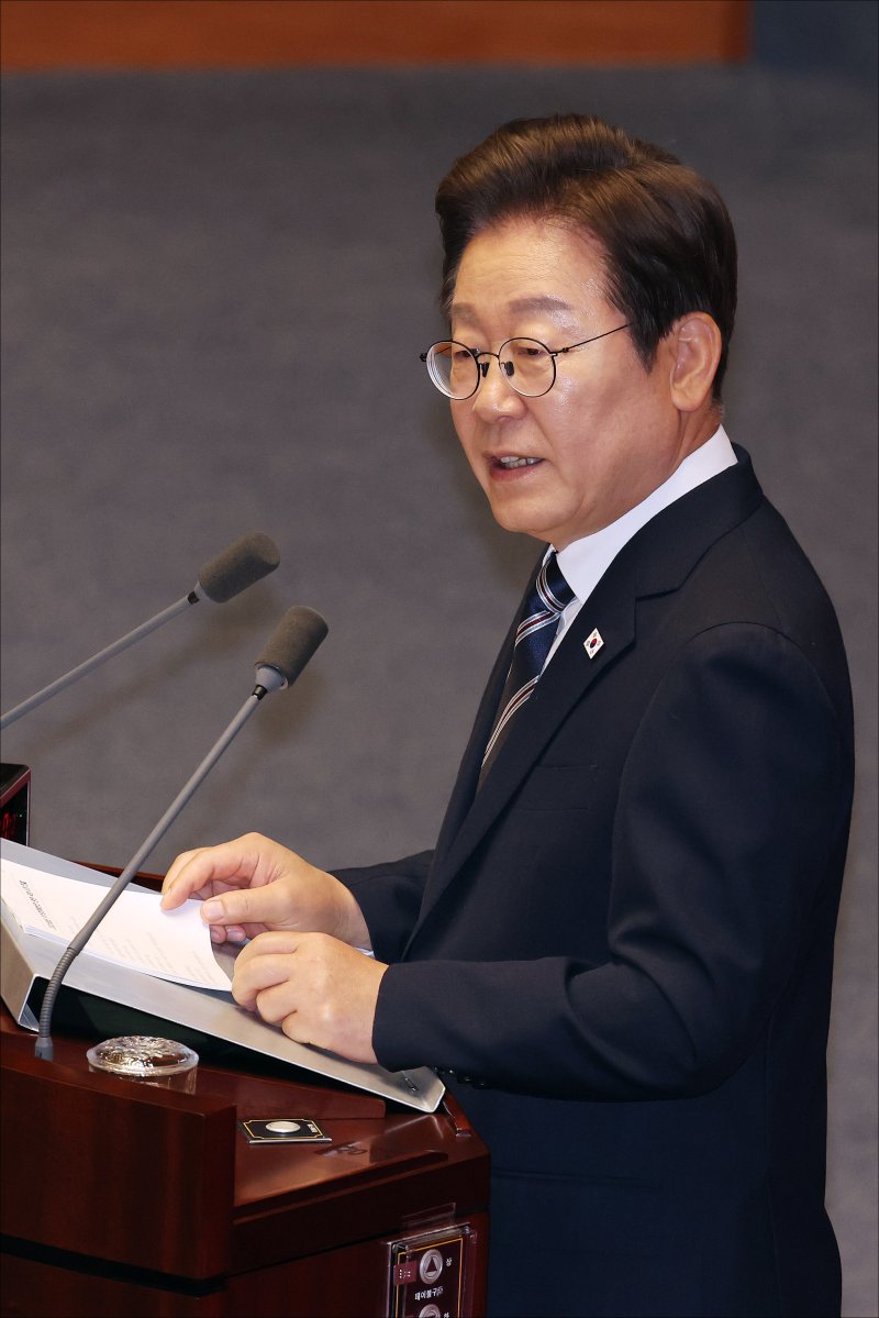 [서울=뉴시스] 국회사진기자단 = 이재명 대통령이 26일 오전 서울 여의도 국회에서 열린 제426회국회(임시회) 제2차 본회의에서 2025년도 제2회 추가경정예산안에 대한 정부의 시정연설을 하고 있다. 2025.06.26. photo@newsis.com