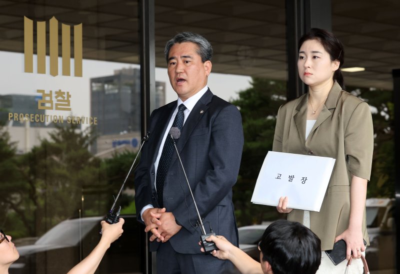 윤석열 전 대통령 법률대리인 송진호, 김계리 변호사가 26일 비화폰 기록 임의제출과 관련해 경호처 지휘부 등 8명을 대통령기록물 관리법 위반, 군사기밀보호법 위반, 직권남용 등으로 고발하기 위해 서초구 서울중앙지방검찰청에 들어서며 취재진의 질문을 받고 있다./뉴스1 ⓒ News1 박세연 기자