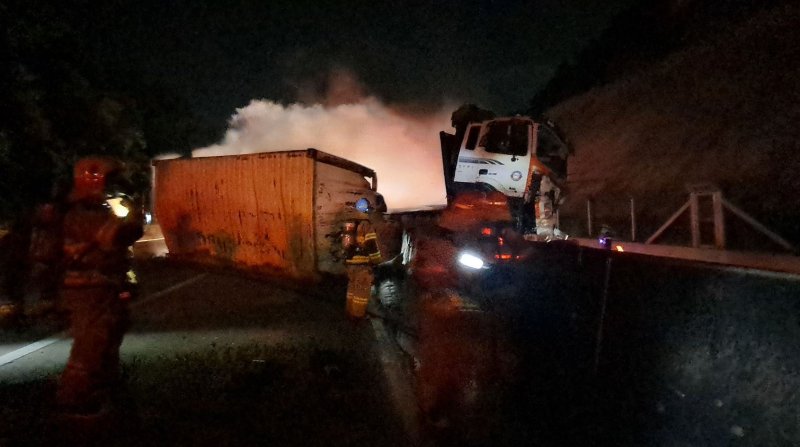 26일 오후 10시4분쯤 경북 경산 남천면 남천터널 부근에서 부산 방향으로 달리던 25t 화물차가 앞서가던 8t 화물차를 추돌해 차량 2대가 전소됐다. (경북소방본부 제공. 재판매 및 DB 금지) 2025.6.26/뉴스1