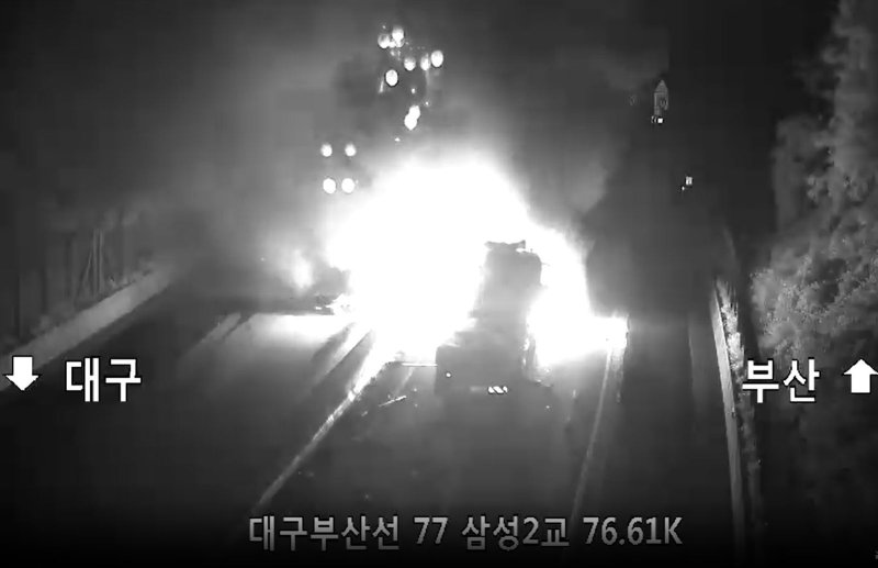 26일 오후 10시4분쯤 경북 경산 남천면 남천터널 부근에서 부산 방향으로 달리던 25t 화물차가 앞서가던 8t 화물차를 추돌해 차량 2대가 전소됐다. (경북소방본부 제공. 재판매 및 DB 금지) 2025.6.26/뉴스1