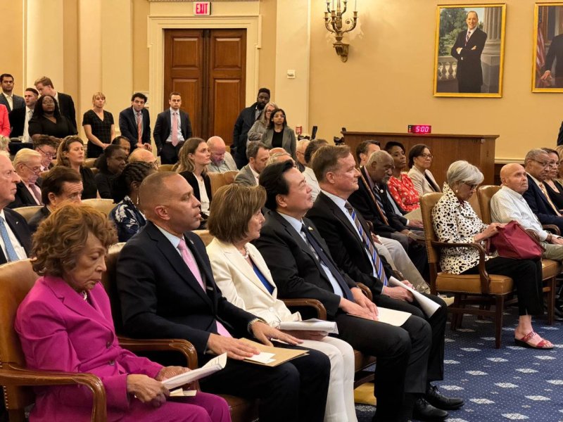 [워싱턴=뉴시스]조현동 주미대사가 26일(현지 시간) 미국 워싱턴DC 하원 롱워스빌딩 세입위원회 회의실에서 개최된 찰스 랭글 전 하원의원 추모행사에 참석했다. 랭글 전 의원은 미국 정치권의 대표적 지한파 정치인으로, 조 대사는 외교사절로는 유일하게 이날 행사에 참석했다. (사진=주미대사관 제공). 2025.06.27.