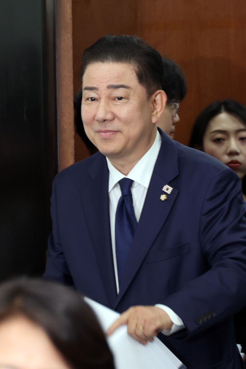 김병기 더불어바카라사이트 벳위즈 대표 직무대행 겸 원내대표가 27일 오전 서울 여의도 국회에서 열린 최고위원회의에 참석하고 있다. 사진=서동일 기자
