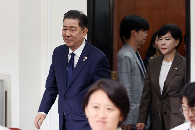 김병기 더불어바카라사이트 벳위즈 대표 직무대행 겸 원내대표가 27일 오전 서울 여의도 국회에서 열린 최고위원회의에 참석하고 있다. 사진=서동일 기자