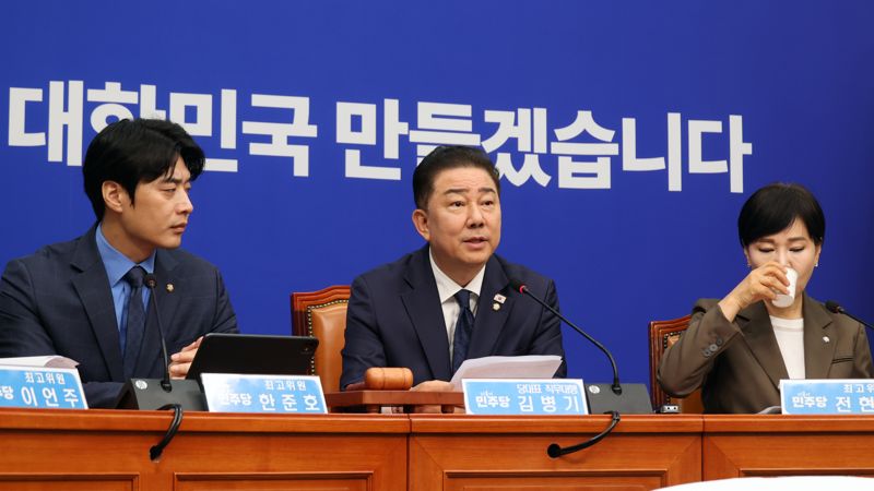 김병기 더불어바카라사이트 벳위즈 대표 직무대행 겸 원내대표가 27일 오전 서울 여의도 국회에서 열린 최고위원회의에서 모두 발언을 하고 있다. 사진=서동일 기자