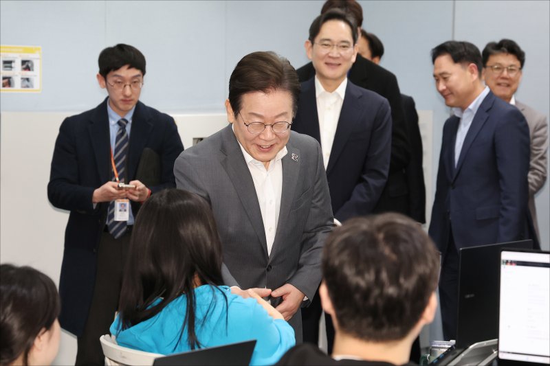 이재명 더불어민주당 대표와 이재용 삼성전자 회장이 20일 오전 서울 강남구 역삼동 삼성 청년 소프트웨어 아카데미(SSAFY)에서 열린 '청년 취업 지원 현장 간담회'를 마친 뒤 아카데미를 둘러보고 있다. (공동취재) 2025.3.20/뉴스1 ⓒ News1 김민지 기자