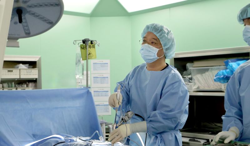 이동찬 원장의 수술집도 모습. 안양윌스기념병원 제공