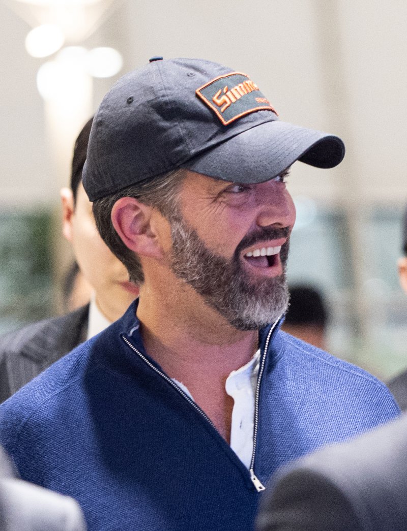 [서울=뉴시스] 홍효식 기자 = 도널드 트럼프 미국 대통령의 장남 트럼프 주니어가 30일 오후 인천국제공항 제1터미널을 통해 출국하고 있다.트럼프 주니어는 정용진 신세계그룹 회장의 초청으로 지난 29일(어제) 방한해 1박 2일 일정으로 국내 주요 대기업 총수와 릴레이 면담을 가졌다. (공동취재) 2025.04.30. photo@newsis.com