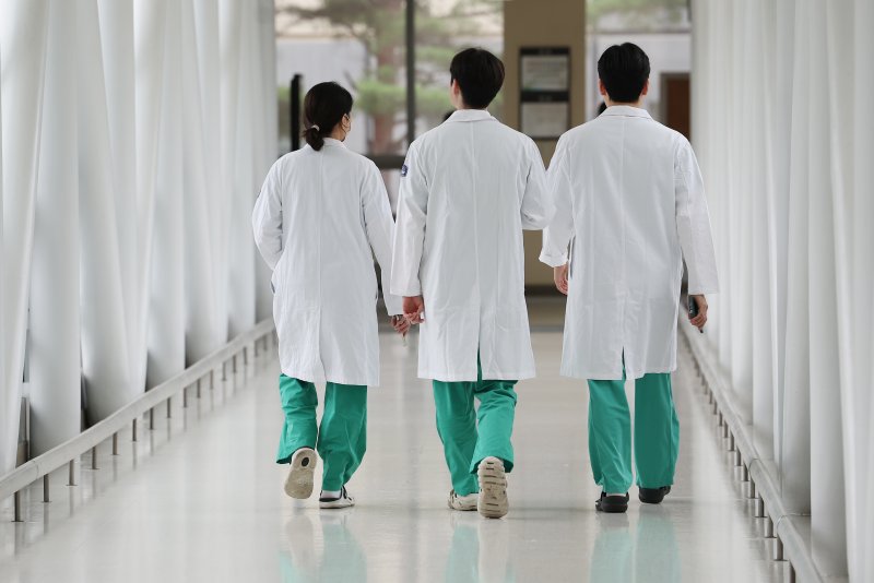 병원에서 이동하는 의료진. 연합뉴스