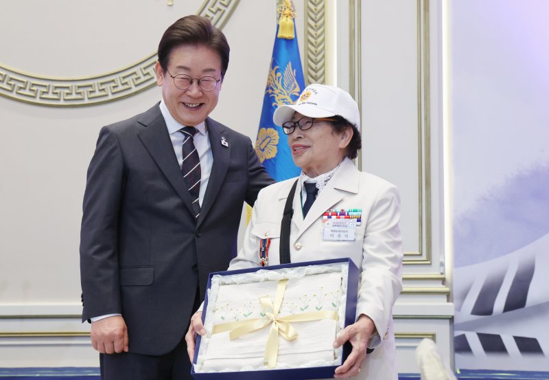 李대통령, 연평해전·천안함 유족에 "공동체 위한 희생엔 끝까지 예우해야"