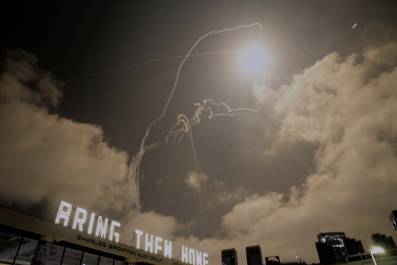 [텔아비브=AP/뉴시스] 이스라엘의 방공 시스템 아이언 돔이 지난 15일(현지 시간) 이스라엘 텔아비브 상공에서 이란이 발사한 미사일을 요격하고 있다. 2025.06.27.