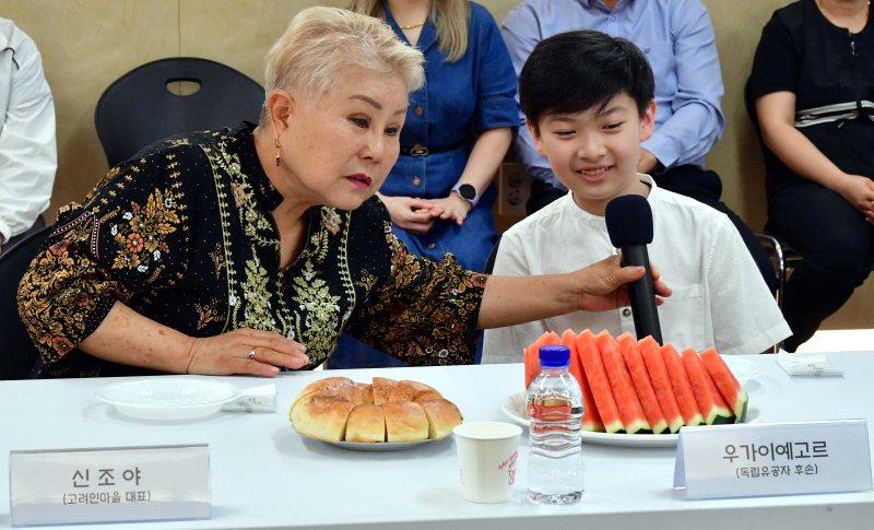 [광주=뉴시스] 이현행 기자 = 27일 오전 광주 광산구 고려인광주진소료에서 열린 '독립유공자 후손 특별귀화자 초청 감사 행사'에 참여한 우가이예고르(11)군이 이야기 하고 있다. 2025.06.27. lhh@newsis.com