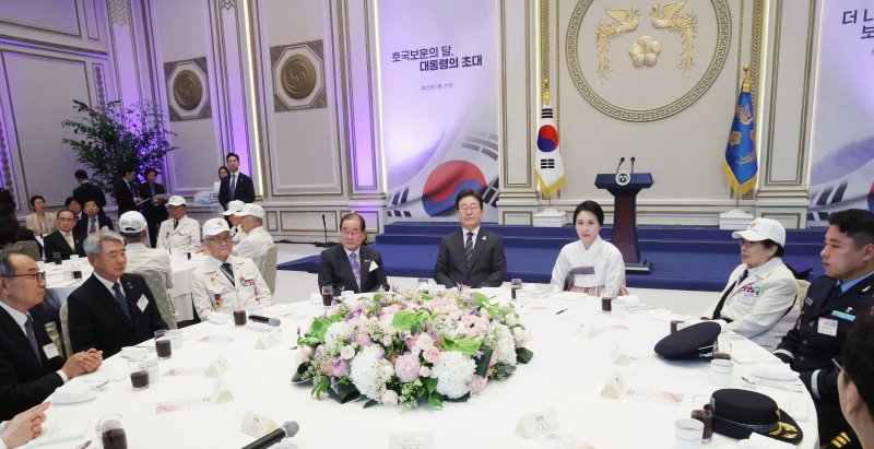 [서울=뉴시스] 최진석 기자 = 이재명 대통령과 부인 김혜경 여사가 27일 청와대 영빈관에서 열린 '호국보훈의 달, 대통령의 초대' 행사에 참석하고 있다. (대통령실통신사진기자단) 2025.06.27. myjs@newsis.com