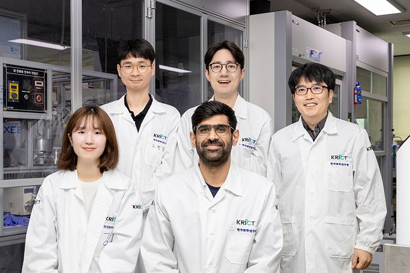 수소 공급 없이 실온에서 자일로스를 자일론산과 자일리톨로 동시 생산하는 친환경 촉매·지속가능 분리공정을 개발한 화학연구원 연구팀 모습. 왼쪽 아래부터 시계 반대 방향으로 노유림 학생연구원(1저자, 화학연), 알리 아와다 학생연구원(1저자, 화학연, UST), 황영규 책임(교신저자, 화학연), 김지훈 선임(교신저자, 화학연), 오경렬 선임(공동저자, 화학연). 화학연구원 제공
