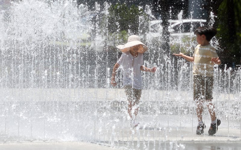 [대구=뉴시스] 이무열 기자 = 대구와 경북 지역에 올해 첫 폭염주의보가 발효된 27일 대구 서구 평리공원 바닥분수에서 어린이들이 물놀이를 하고 있다. 2025.06.27. lmy@newsis.com
