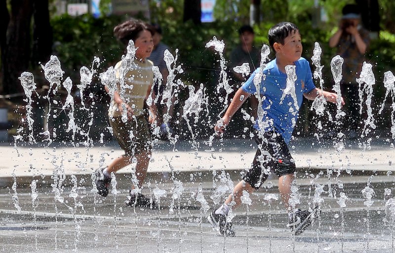 [대구=뉴시스] 이무열 기자 = 대구와 경북 지역에 올해 첫 폭염주의보가 발효된 27일 대구 서구 평리공원 바닥분수에서 어린이들이 물놀이를 하고 있다. 2025.06.27. lmy@newsis.com