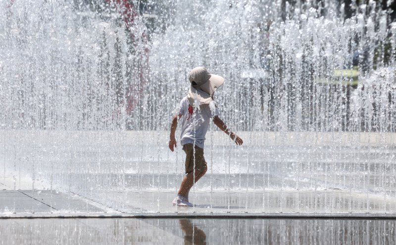 [대구=뉴시스] 이무열 기자 = 대구와 경북 지역에 올해 첫 폭염주의보가 발효된 27일 대구 서구 평리공원 바닥분수에서 어린이가 물놀이를 하고 있다. 2025.06.27. lmy@newsis.com