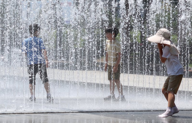 [대구=뉴시스] 이무열 기자 = 대구와 경북 지역에 올해 첫 폭염주의보가 발효된 27일 대구 서구 평리공원 바닥분수에서 어린이들이 물놀이를 하고 있다. 2025.06.27. lmy@newsis.com