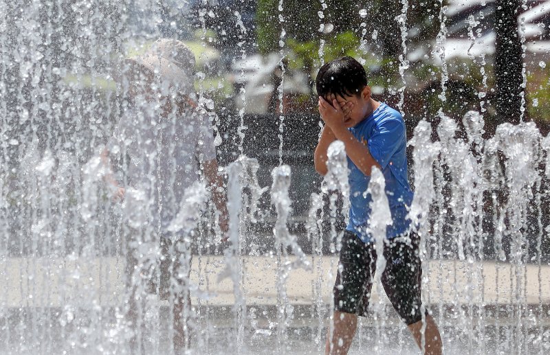 [대구=뉴시스] 이무열 기자 = 대구와 경북 지역에 올해 첫 폭염주의보가 발효된 27일 대구 서구 평리공원 바닥분수에서 어린이들이 물놀이를 하고 있다. 2025.06.27. lmy@newsis.com