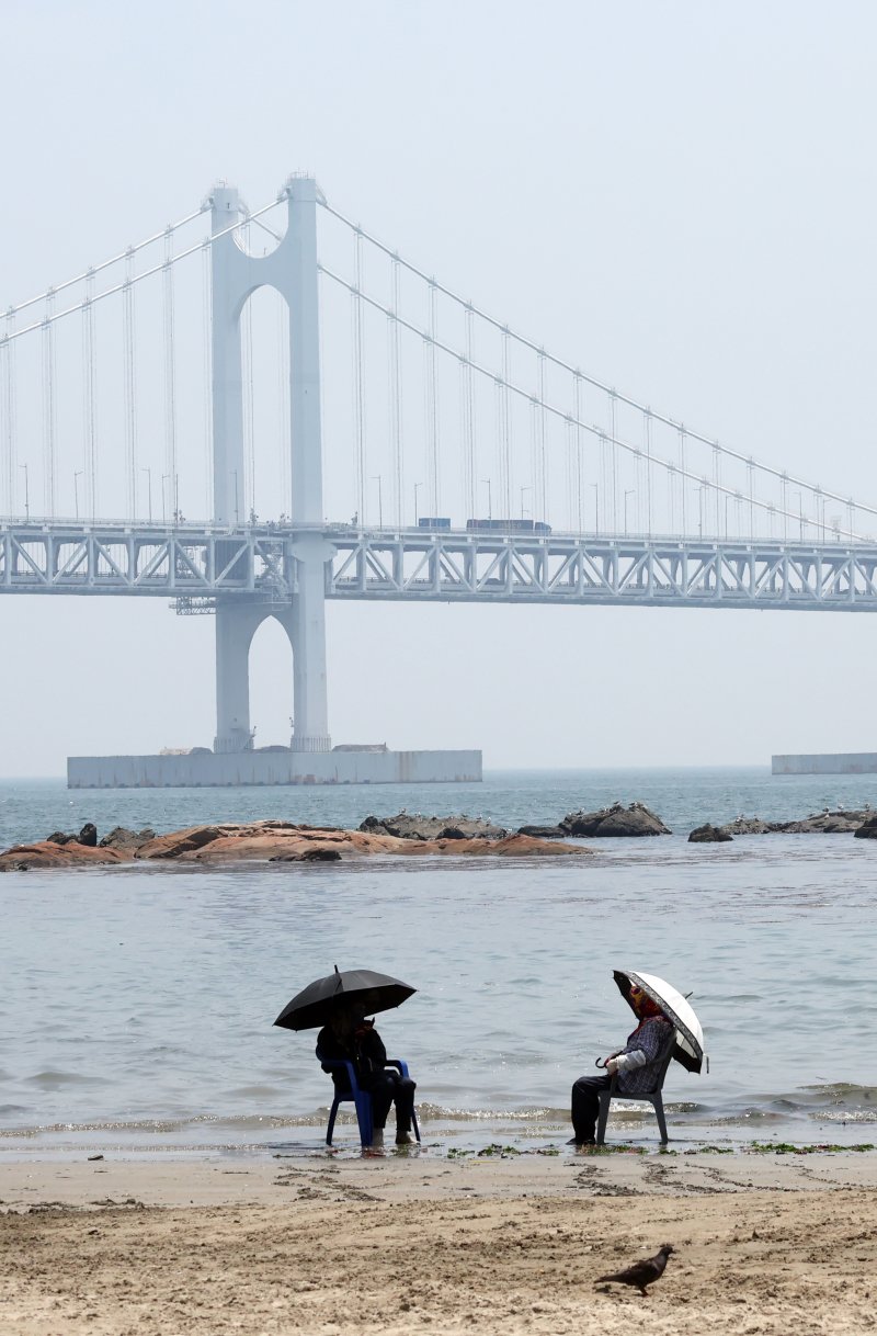 [부산=뉴시스] 하경민 기자 = 부산지역에 올해 첫 폭염특보가 발효된 27일 부산 수영구 광안리해수욕장에서 시민들이 시원한 바다에 발을 담그고 더위를 식히고 있다. 2025.06.27. yulnetphoto@newsis.com
