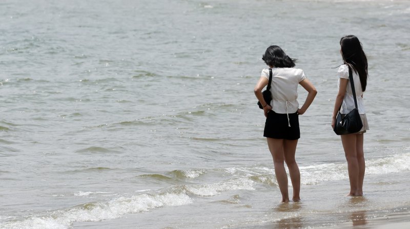 [부산=뉴시스] 하경민 기자 = 부산지역에 올해 첫 폭염특보가 발효된 27일 부산 수영구 광안리해수욕장에서 시민과 관광객들이 물놀이를 즐기고 있다. 2025.06.27. yulnetphoto@newsis.com