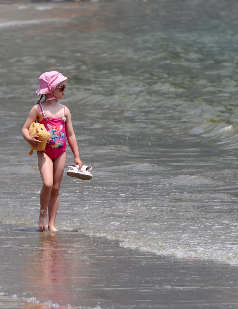 [부산=뉴시스] 하경민 기자 = 부산지역에 올해 첫 폭염특보가 발효된 27일 부산 수영구 광안리해수욕장에서 시민과 관광객들이 물놀이를 즐기고 있다. 2025.06.27. yulnetphoto@newsis.com