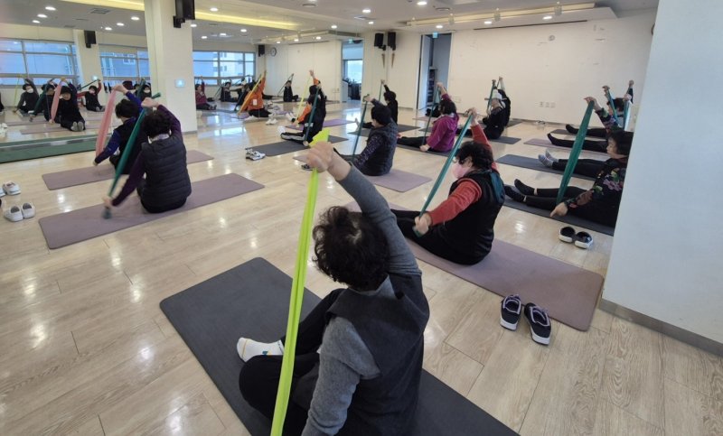 [광명=뉴시스]시민건강증진센터에서 '어르신 건강체조·요가교실' 수업이 진행 중인 모습.(사진=광명시 제공)2025.06.27.photo@newsis.com
