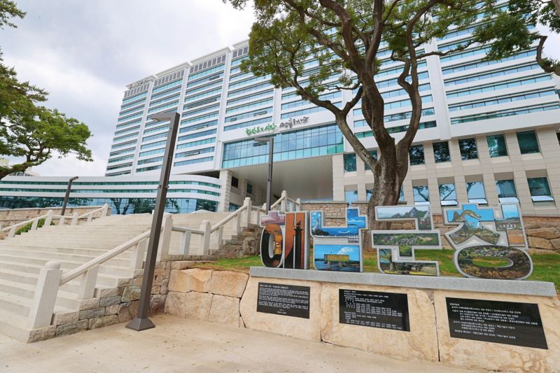 전남 해남군<사진>은 관광객이나 방문객이 일요일에 해남군내 음식점을 이용하면 이용금액의 30%, 최대 5만원을 환급해 주는 '일요일은 해남에서 밥먹자' 이벤트를 오는 10월까지 연장 추진한다고 밝혔다. 해남군 제공