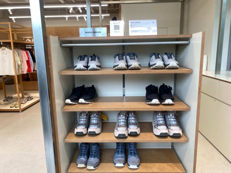 네파 청계산점 무료 렌탈 서비스로 대여가능한 운동화. 사진=이정화 기자