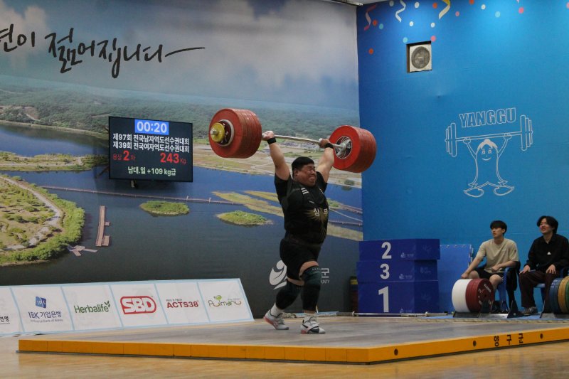 송영환(국군체육부대)이 27일 열린 전국역도선수권 남자 109㎏ 이상급 용상에서 243㎏으로 한국신기록을 세웠다. (대한역도연맹 제공)