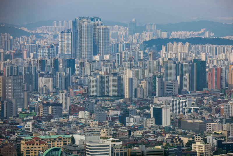 [서울=뉴시스] 정병혁 기자 = 27일 서울 중구 남산에서 서울시내 아파트가 보이고 있다. 정부가 오는 28일부터 수도권·규제지역 내 주택담보대출(주담대) 최대한도를 6억원으로 제한한다. 생애 최초 주택구입 목적 주택담보대출 주택담보인정비율(LTV)도 현행 80%에서 70%로 강화한다. 정부는 긴급 가계부채 점검회의를 열고 가계대출 총량관리목표 50% 감축, 수도권·규제지역 추가 주택구입 목적 주담대 금지, 수도권·규제지역 주담대 한도 6억원 제한, 수도권·규제지역 생애최초 LTV 80%→70% 강화 및 6개월 내 전입의무 등 수도