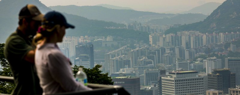 [서울=뉴시스] 정병혁 기자 = 27일 서울 중구 남산에서 서울시내 아파트가 보이고 있다. 정부가 오는 28일부터 수도권·규제지역 내 주택담보대출(주담대) 최대한도를 6억원으로 제한한다. 생애 최초 주택구입 목적 주택담보대출 주택담보인정비율(LTV)도 현행 80%에서 70%로 강화한다. 정부는 긴급 가계부채 점검회의를 열고 가계대출 총량관리목표 50% 감축, 수도권·규제지역 추가 주택구입 목적 주담대 금지, 수도권·규제지역 주담대 한도 6억원 제한, 수도권·규제지역 생애최초 LTV 80%→70% 강화 및 6개월 내 전입의무 등 수도