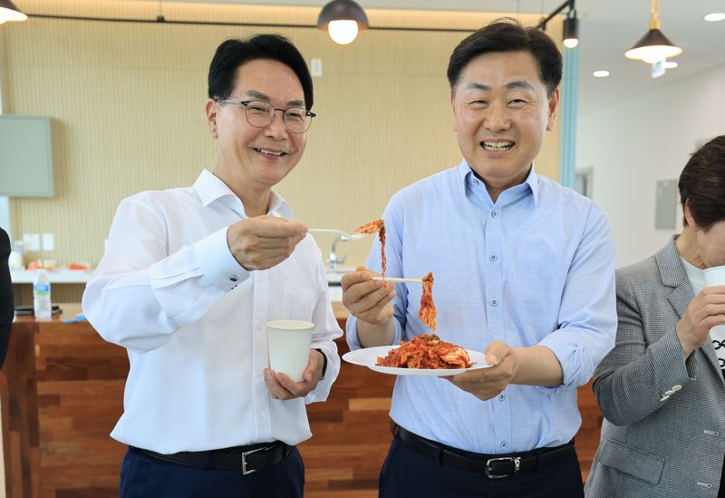 27일 고창군은 공음면에 있는 발효 및 식품산업육성지원센터에서 준공식이 열린 가운데 심덕섭 고창군수(왼쪽)과 김관영 전북도지사(오른쪽)가 김치를 시식하고 있다. 고창군 제공