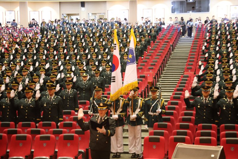육군이 지난달 27일 충북 괴산군 육군학생군사학교에서 '2025년 대한민국 육군장교 통합임관식'을 실시했다고 밝혔다. 사진은 신임장교들이 임관선서를 하는 모습. 육군 제공