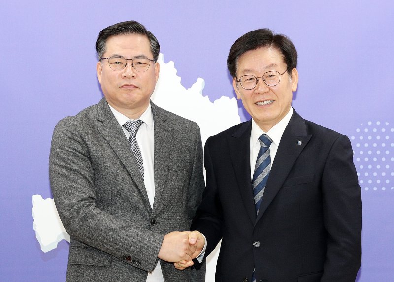 【수원=뉴시스】김경호 기자=검찰이 이른바 '대장동 본류 사건'이라고 불리는 대장동 민간업자들의 뇌물·배임 혐의 1심 재판에서 유동규 전성남도시개발공사 기획본부장과 화천대유자산관리대주주 김만배씨에게 징역 7년과 12년의 중형을 구형했다. 최후진술에 나선 유 전 본부장은 "이재명이라는 정치인의 성공을 위해 한 일"이라면서도 "처벌은 달게 받겠다"고 했다. 사진은 유 전 본부장과 이 대통령.