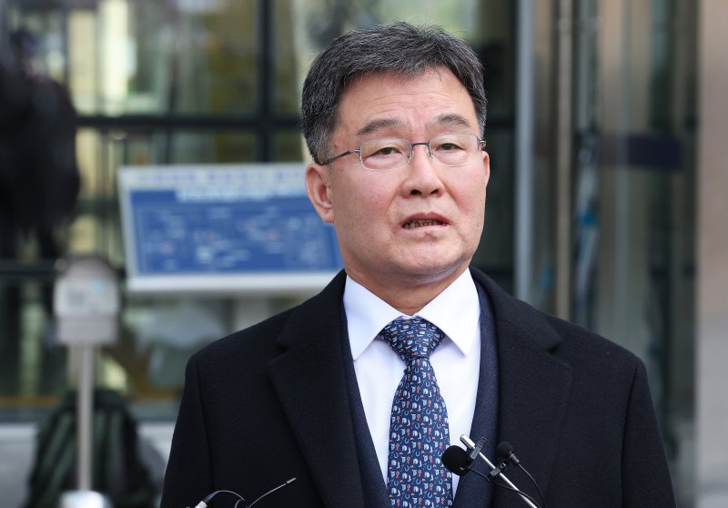 [수원=뉴시스] 김종택 기자 = 검찰이 이른바 '대장동 본류 사건'이라고 불리는 대장동 민간업자들의 뇌물·배임 혐의 1심 재판에서 유동규 전성남도시개발공사 기획본부장과 화천대유자산관리대주주 김만배씨에게 징역 7년과 12년의 중형을 구형했다. 사진은 김씨. (공동취재) 2024.02.14. photo@newsis.com