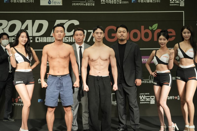 [서울=뉴시스] 27일 서울시 서대문구 홍은동 스위스그랜드호텔에서 열린 굽네 ROAD FC 073 계체량 행사에 참여한 윤형빈과 밴쯔.(사진=로드FC 제공) *재판매 및 DB 금지