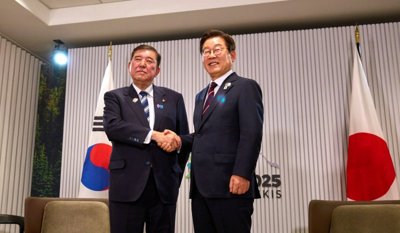 이재명 대통령이 17일(현지시간) 캐나다 앨버타주 캐내내스키스 주요 7개국(G7) 정상회의장에서 이시바 시게루 일본 총리와 한·일 정상회담을 하고 있다. (대통령실 제공. 재판매 및 DB 금지) 2025.6.19/뉴스1 ⓒ News1 박지혜 기자