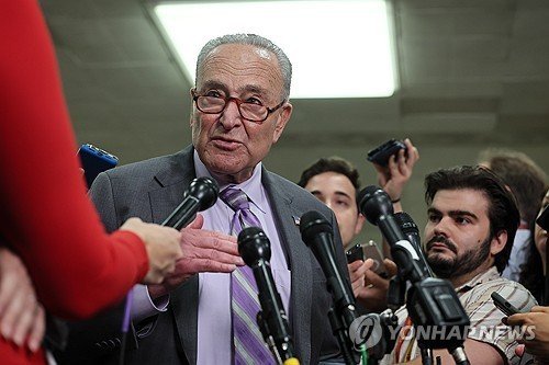 상원 브리핑 이후 이야기 나누고 있는 척 슈머 (출처=연합뉴스)
