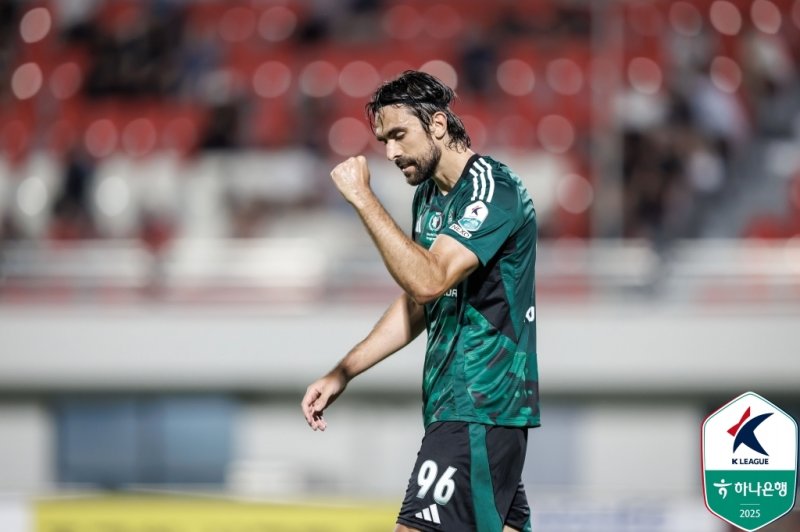 전북 현대 공격수 콤파뇨가 27일 열린 하나은행 K리그1 2025 21라운드 김천 상무전에서 두 골을 터뜨려 2-1 승리를 이끌었다. (한국프로축구연맹 제공)