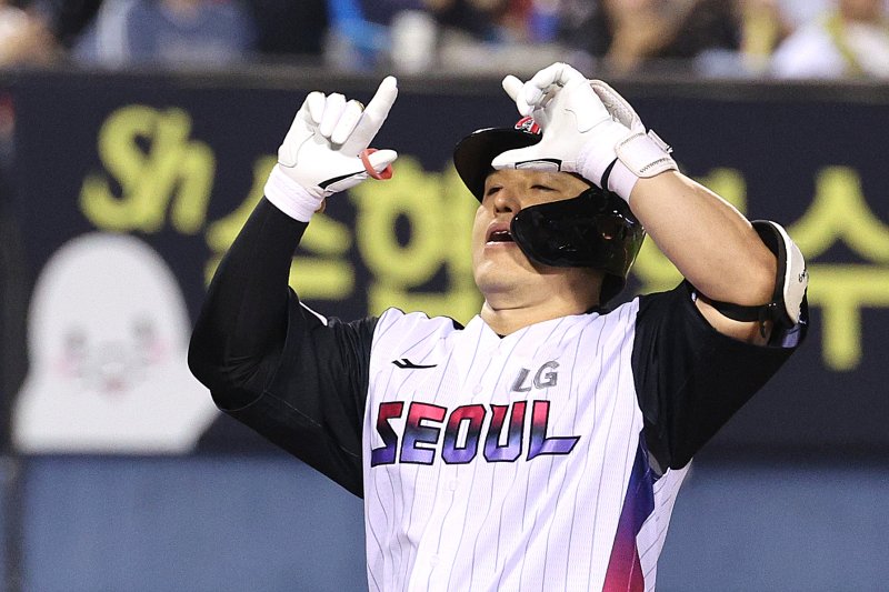 27일 오후 서울 잠실야구장에서 열린 프로야구 '2025 신한 SOL뱅크 KBO 리그' KIA와 LG의 경기 6회말 LG 공격 2사 1, 3루 상황에서 박동원이 홈런을 친 후 세리머니를 하고 있다. 2025.6.27/뉴스1 ⓒ News1 신웅수 기자