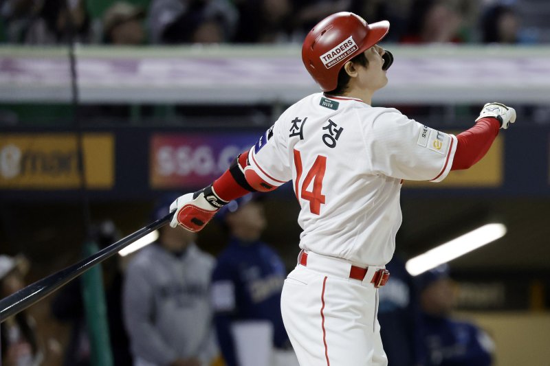 [인천=뉴시스] 최동준 기자 = 13일 인천SSG 랜더스필드에서 열린 2025 KBO리그 NC 다이노스와 SSG 랜더스의 경기, 6회말 2사 1루 상황 SSG 최정이 500호 홈런을 치고 있다. 2025.05.13. photocdj@newsis.com